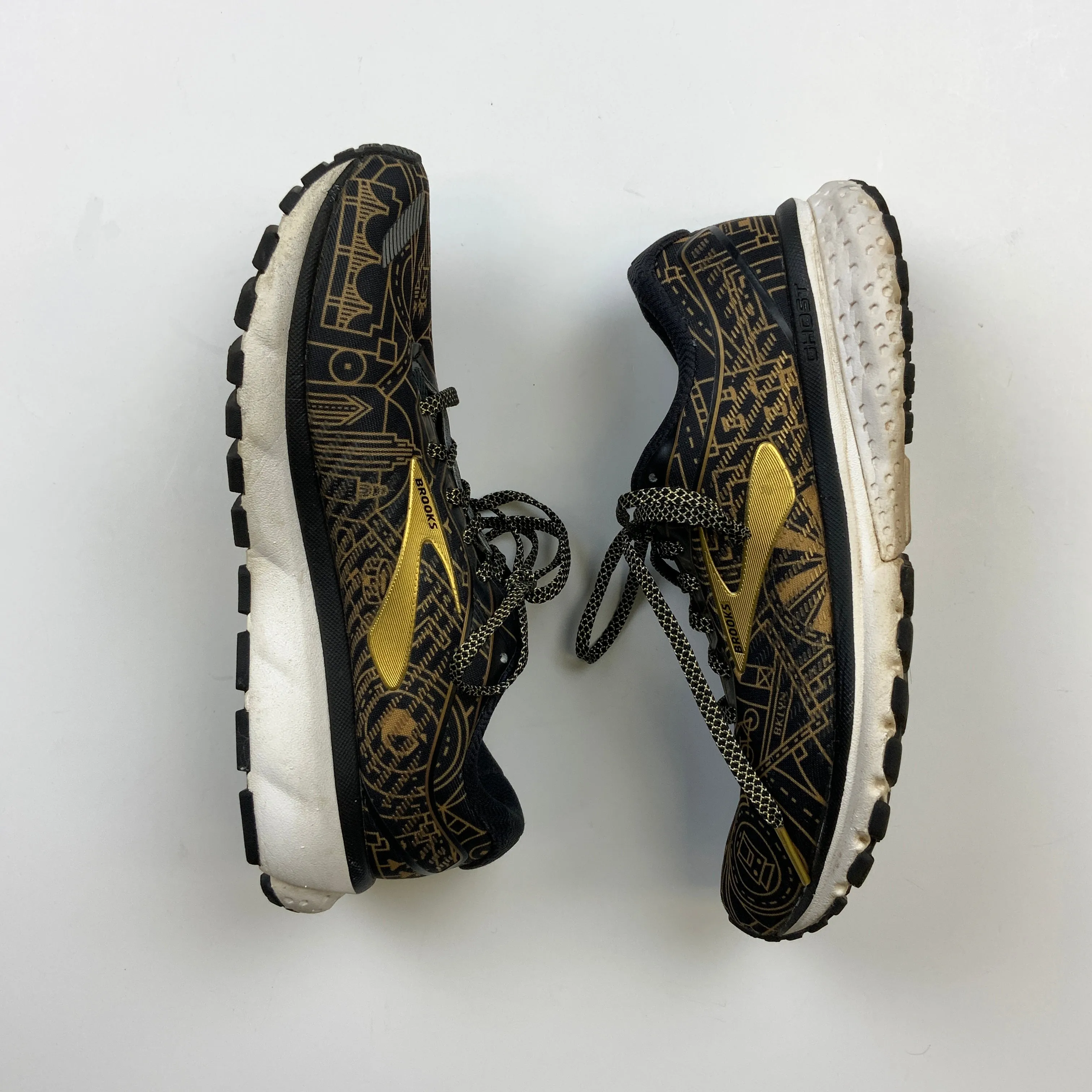 Black & Gold Shoes Athletic Brooks, Size 7