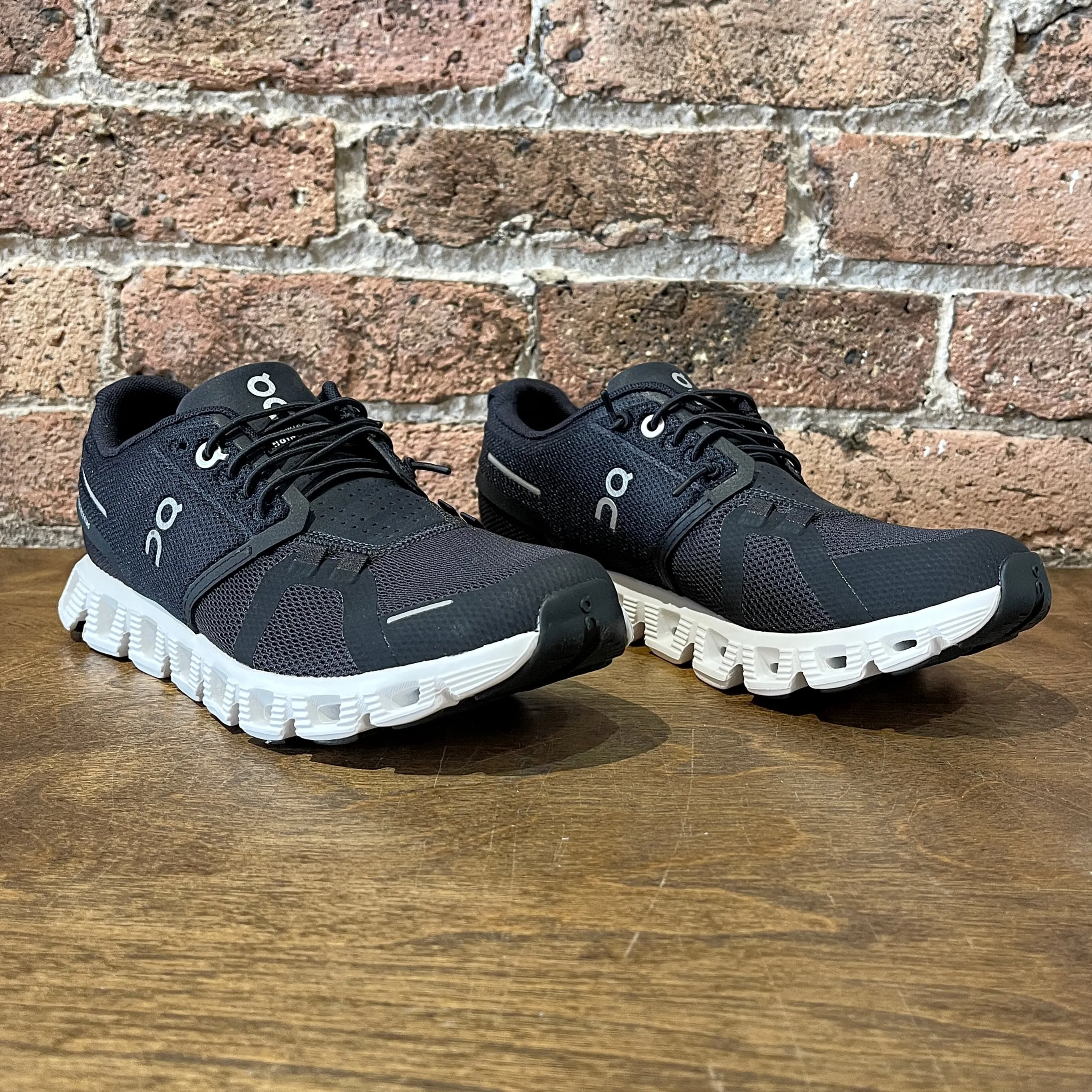 Cloud 5 Women's Black/White