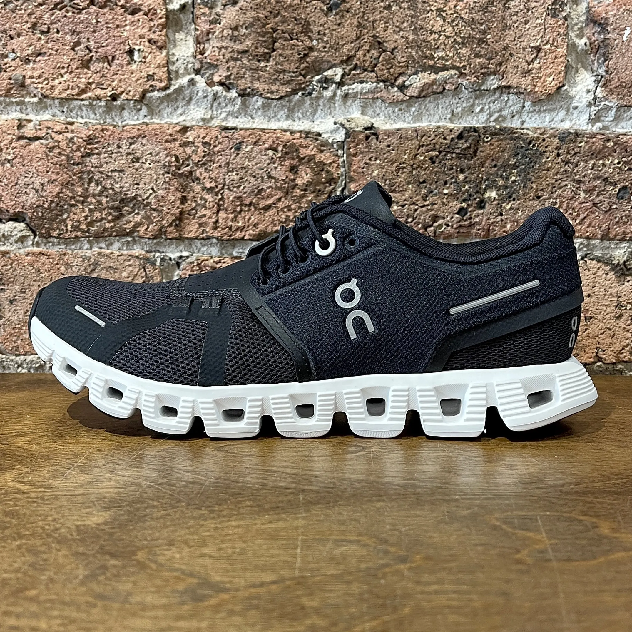 Cloud 5 Women's Black/White