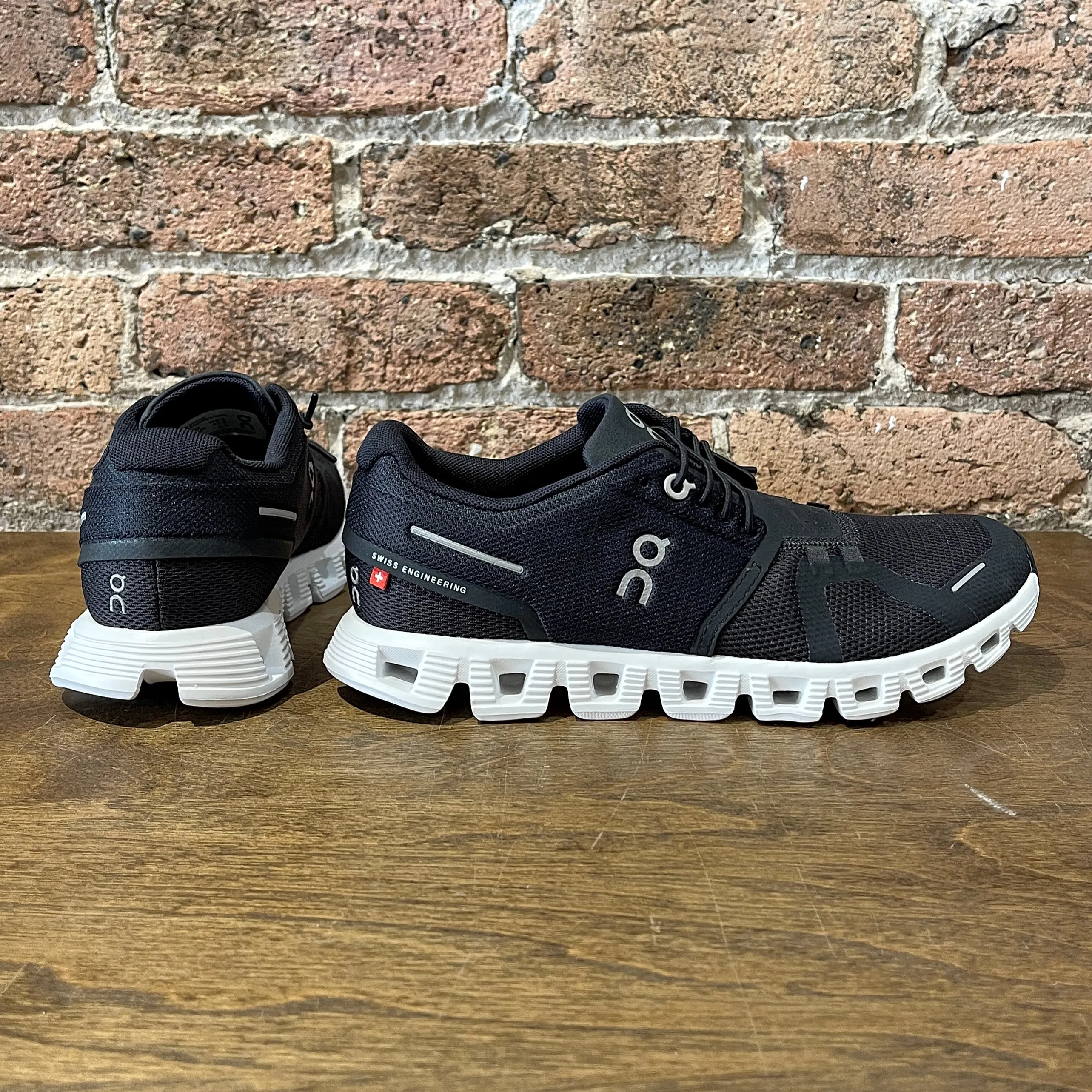 Cloud 5 Women's Black/White